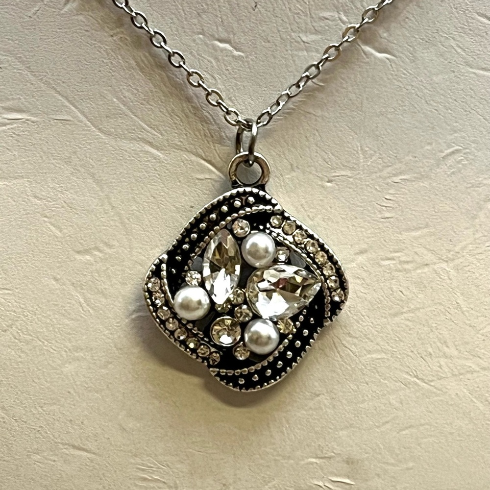 Ornate Silver and Black Vintage-Inspired Necklace - Picture 4 of 5
